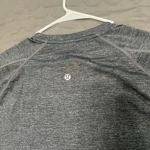 Lululemon - Grey Shirt - Men’s Size M - Picture 2 of 4